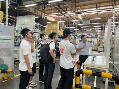 清華大學(xué)研學(xué)團到訪舍弗勒南京工廠參觀交流，深化技術(shù)合作與人才培養(yǎng)